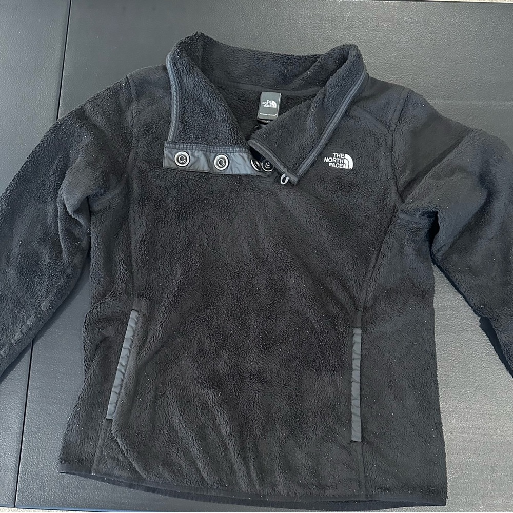 Woman’s The North Face fuzzy fleece with button accent .  Super comfy.